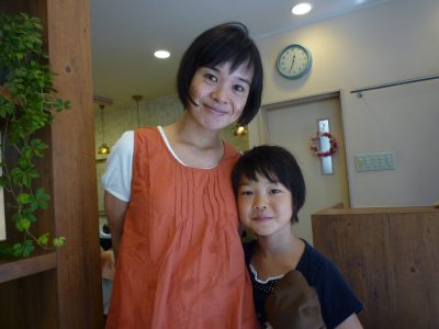小学生女の子 ママと一緒に 大人可愛いショートボブ 京都 亀岡の美容室 京都府亀岡市の美容室 幸いブレインズの公式サイトです