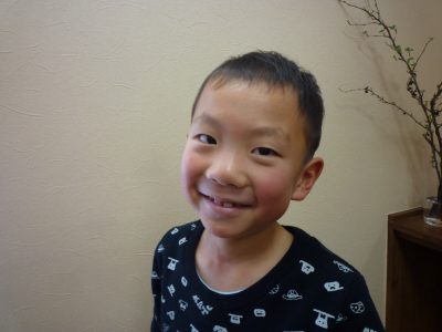 キッズ男の子 柔らかい子供の髪質 カッコいいベリーショート 京都府亀岡市の美容室 幸いブレインズの公式サイトです