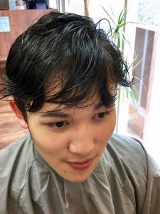 大学生メンズ クセ毛を最大限に活かす髪型 マッシュ ツーブロック 京都府亀岡市の美容室 幸いブレインズの公式サイトです